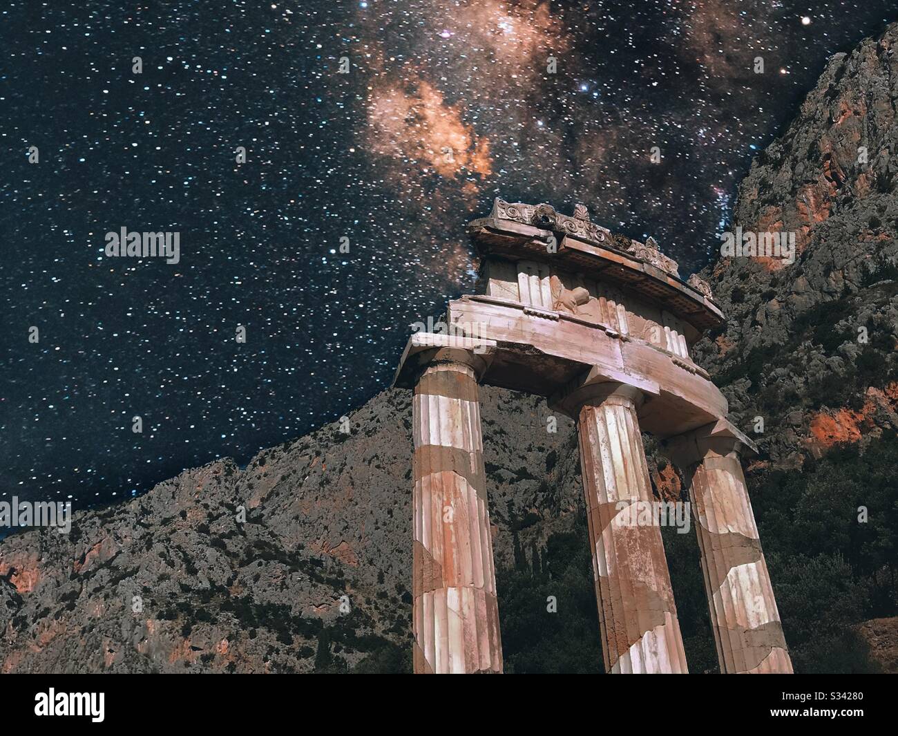 Ruines du Sanctuaire d'Athena à Delphes, Grèce avec le ciel nocturne comme arrière-plan Banque D'Images