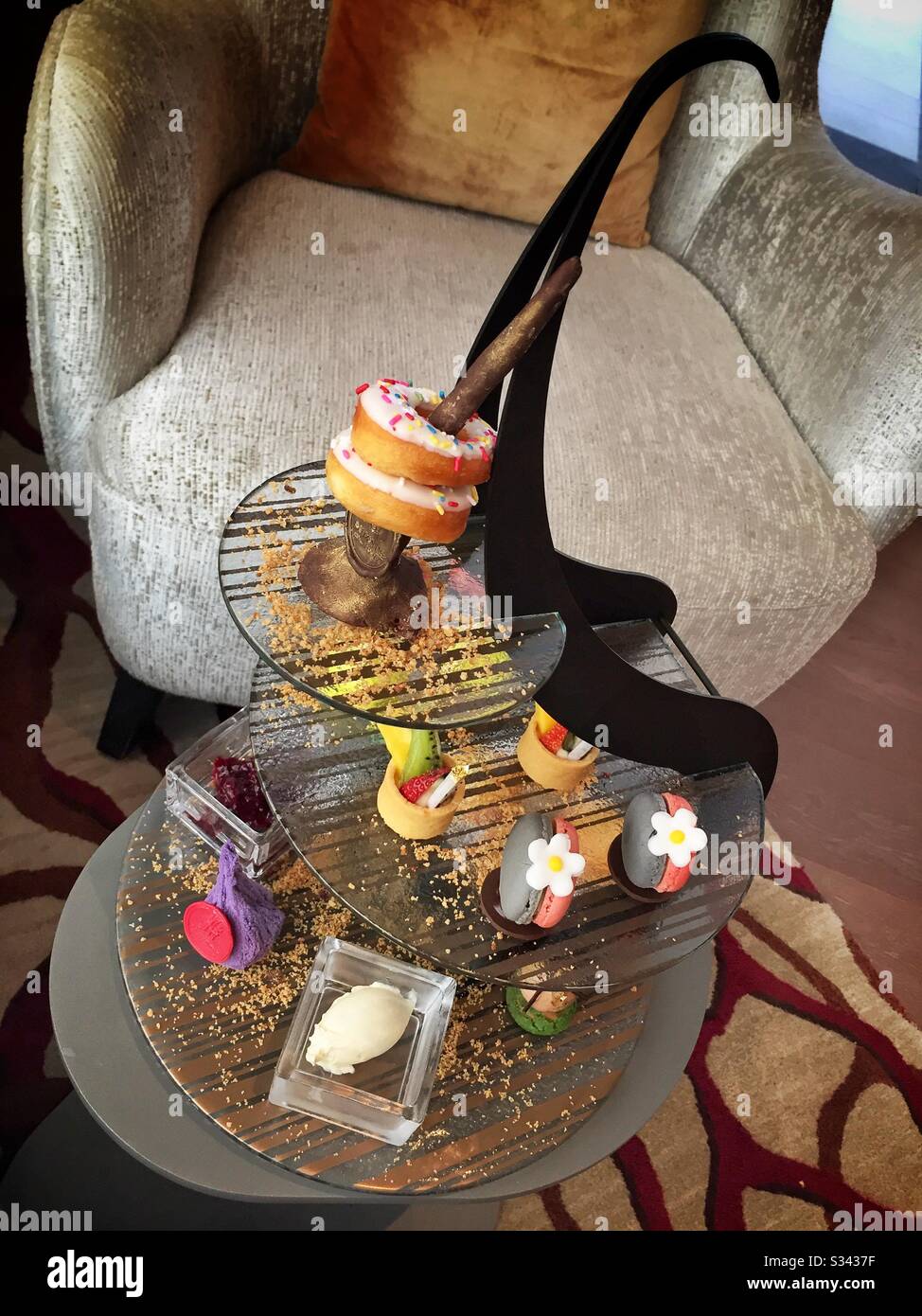 Thé de l'après-midi À L'Altitude, bar au niveau 53 du Banyan Tree, Kuala Lumpur, Malaisie Banque D'Images
