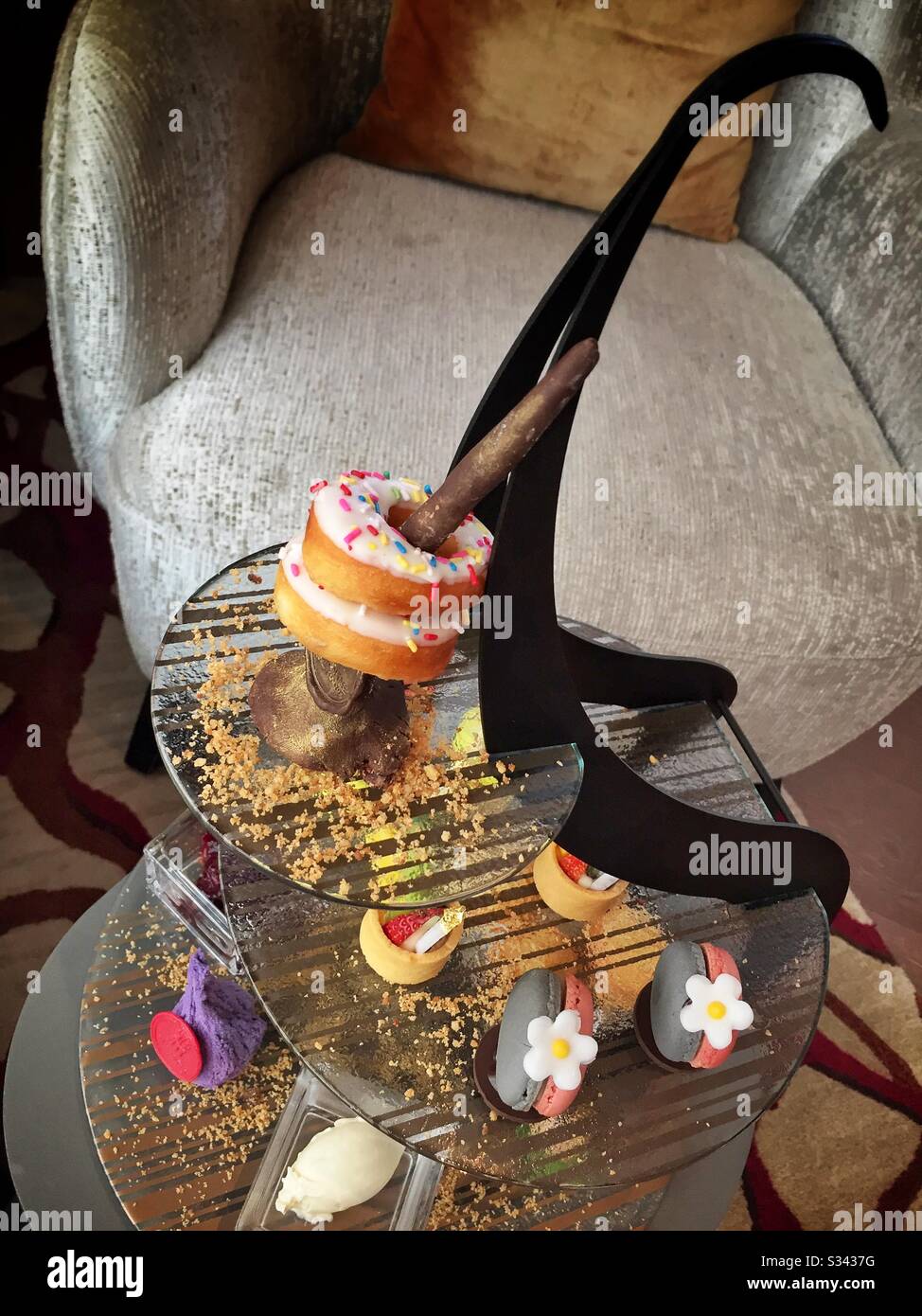 Thé de l'après-midi À L'Altitude, bar au niveau 53 du Banyan Tree, Kuala Lumpur, Malaisie - Image de stock capturée avec un smartphone
