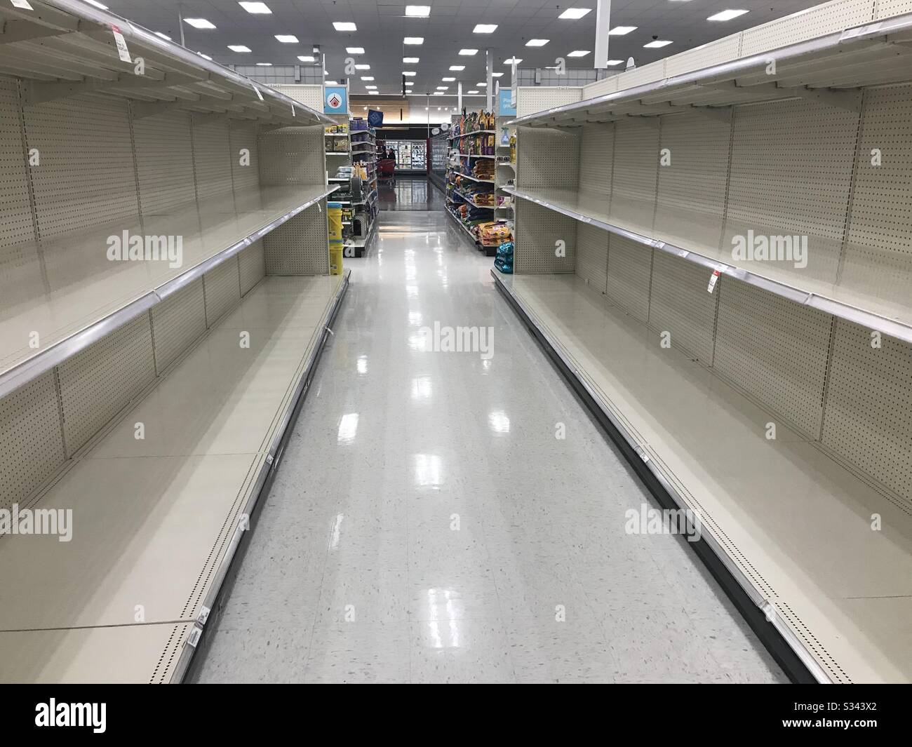 Une course à l'épicerie et à d'autres fournitures dans un magasin Target de McKinney, au Texas, en raison de la COVID-19 au début de 2020. - Image de stock capturée avec un smartphone