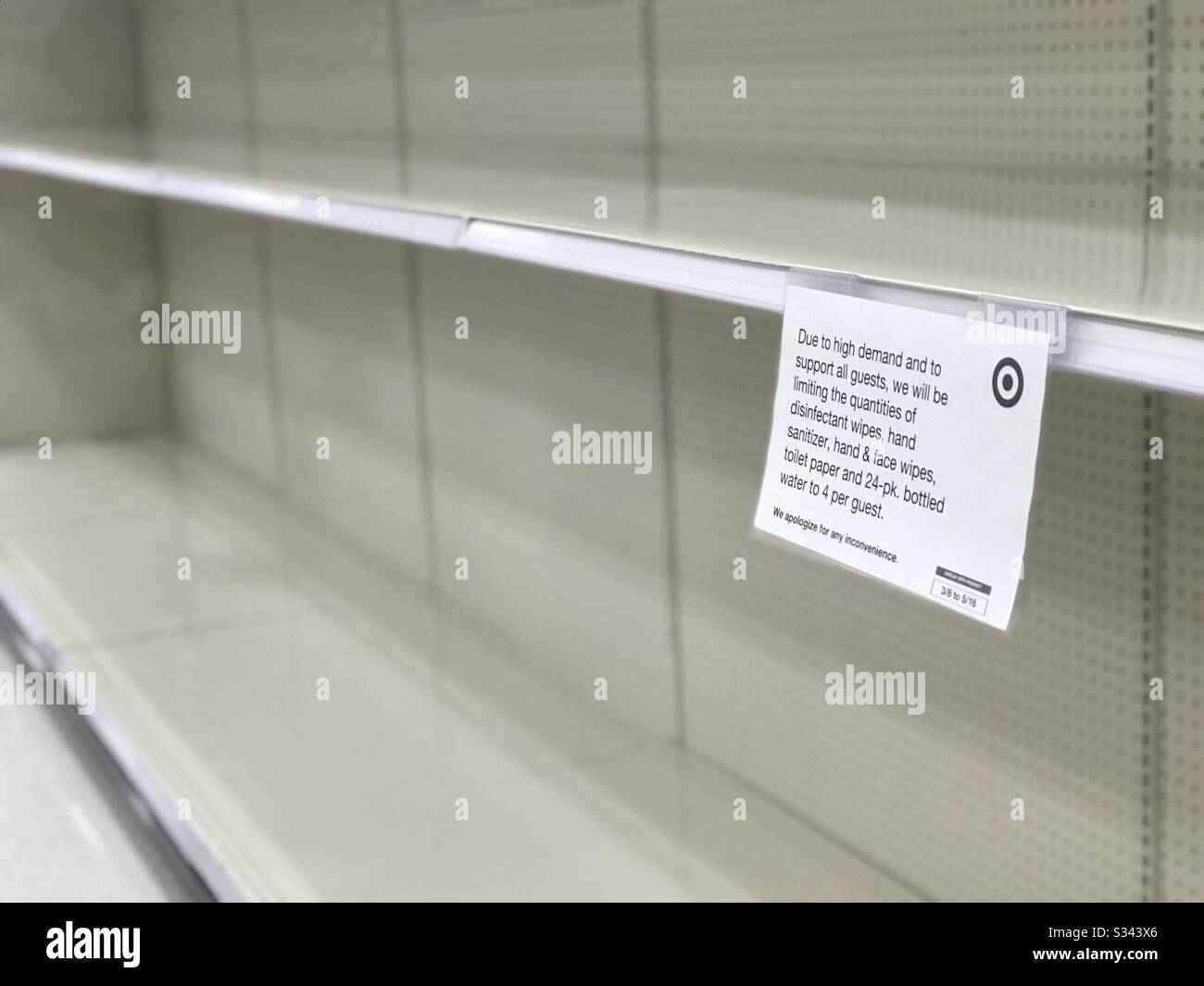 Une course à l'épicerie et à d'autres fournitures dans un magasin Target de McKinney, au Texas, en raison de la COVID-19 au début de 2020. - Image de stock capturée avec un smartphone