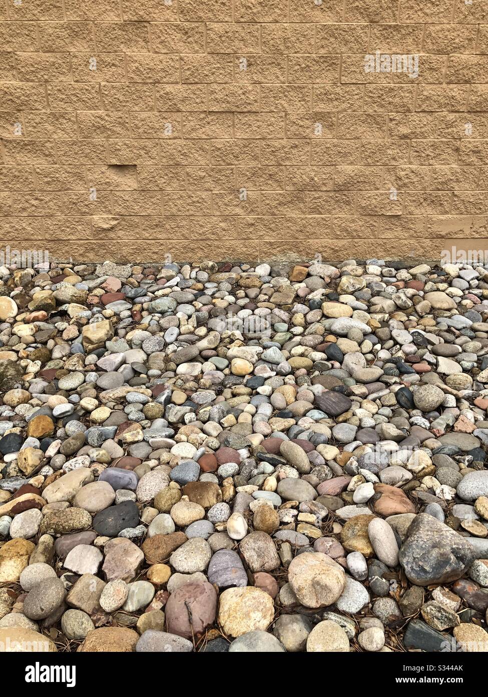 Roches lisses devant le mur de briques. Banque D'Images