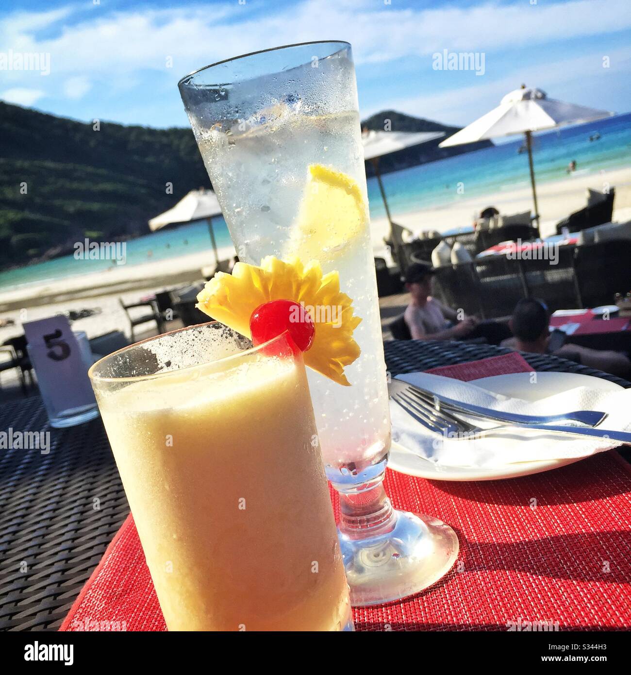 Piña colada et soda au Bayu Bar près de la plage au Taaras Beach & Spa Resort, Pulau Redang (île Redang), Terengganu, Malaisie - Image de stock capturée avec un smartphone