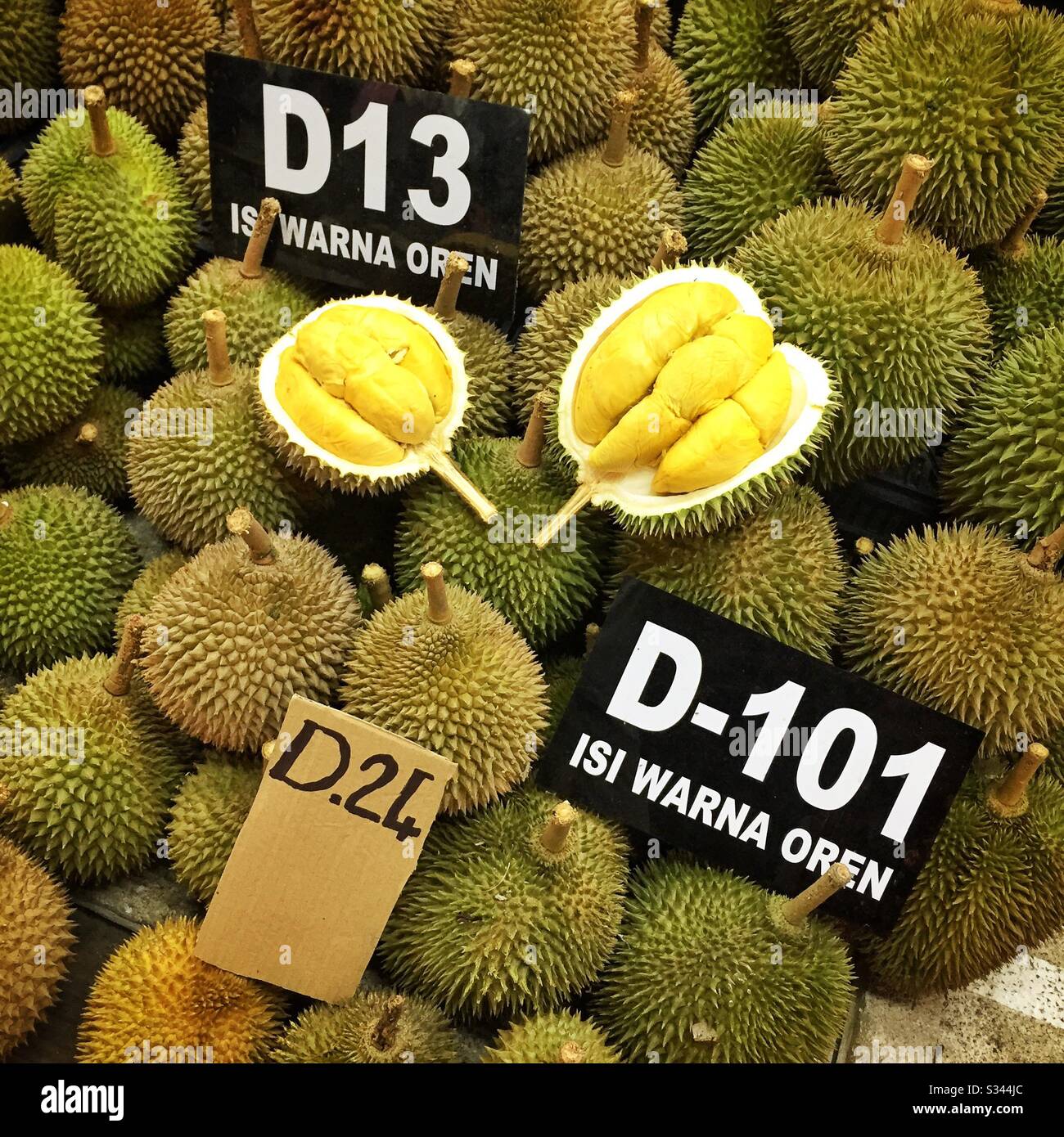 Durian à vendre sur un marché de nuit à Kuala Terengganu, en Malaisie - Image de stock capturée avec un smartphone