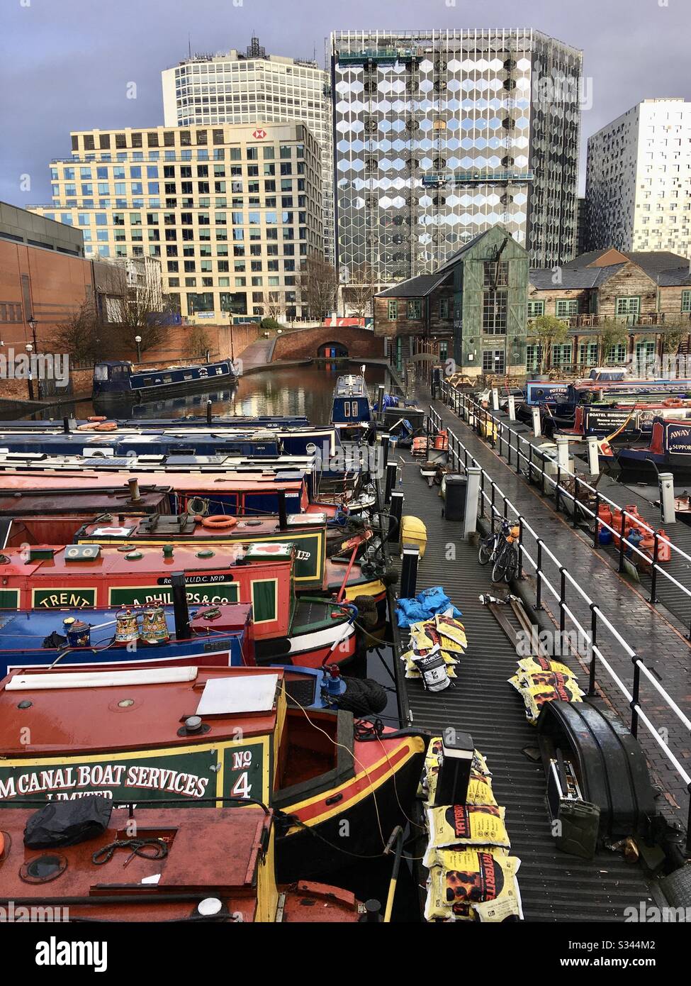 Le bassin du canal de Gas Street et le développement du centre-ville de Birmingham, au Royaume-Uni. - Image de stock capturée avec un smartphone