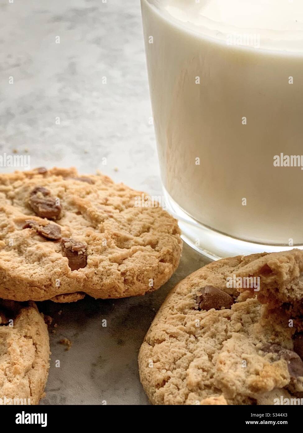 Cookies et crème. Cookies et lait. En-cas pour les enfants. Traitez avant le lit. Gros plan sur les cookies Banque D'Images