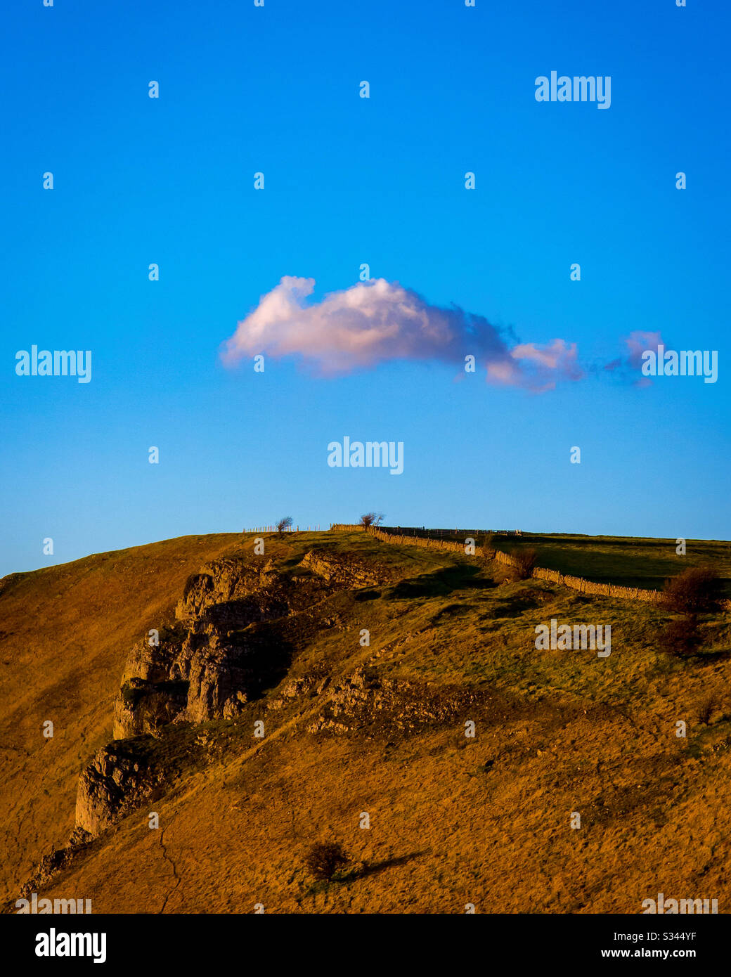 Cloud dans le ciel bleu au-dessus de Monsal Head dans le Peak District National Park Derbyshire Angleterre Royaume-Uni - Image de stock capturée avec un smartphone