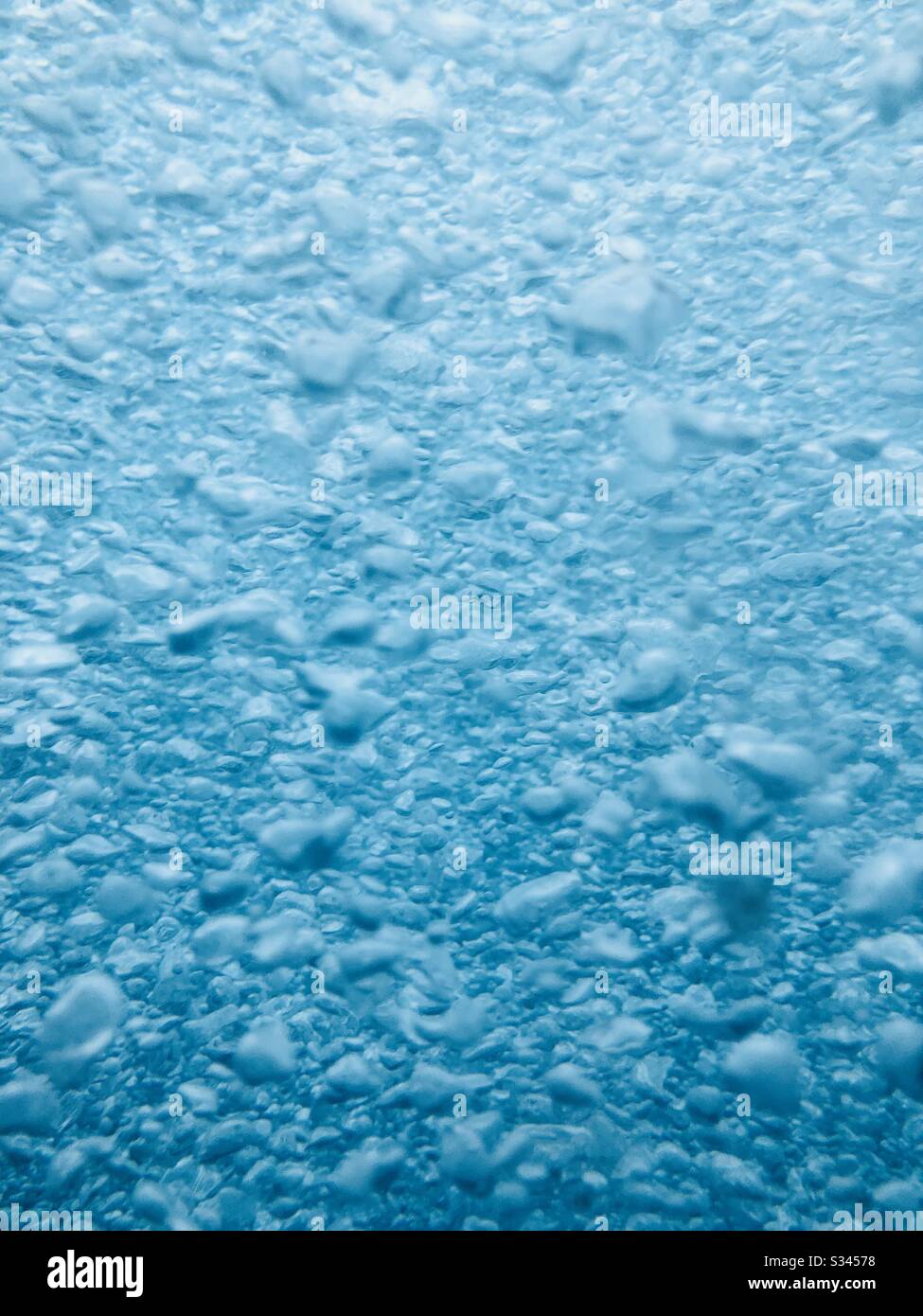 Bulles dans l'eau flottant jusqu'à la surface. - Image de stock capturée avec un smartphone