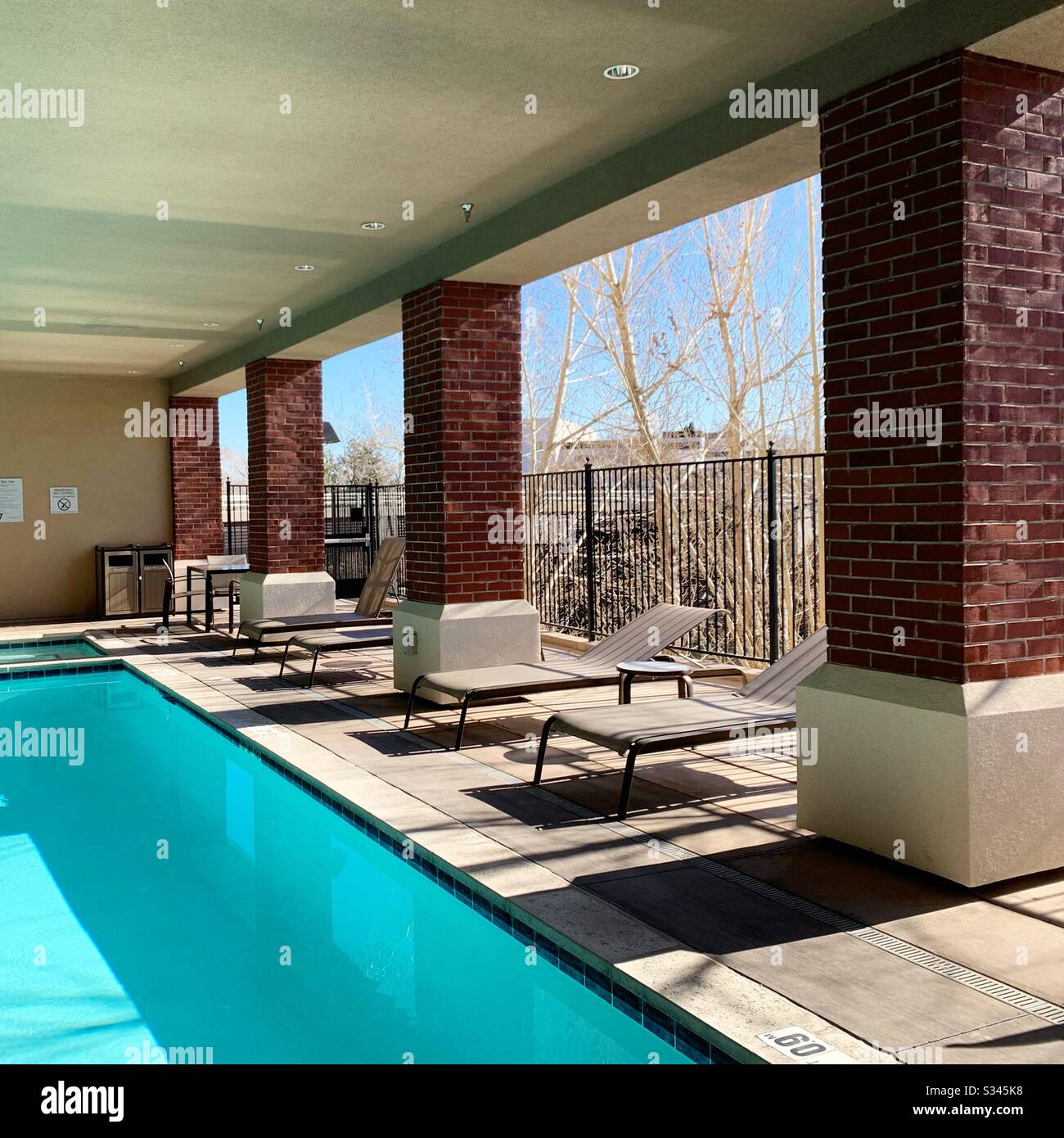 Vue hivernale sur la piscine extérieure chauffée du Courtyard Reno Downtown Riverfront, Reno, Nevada, États-Unis - Image de stock capturée avec un smartphone