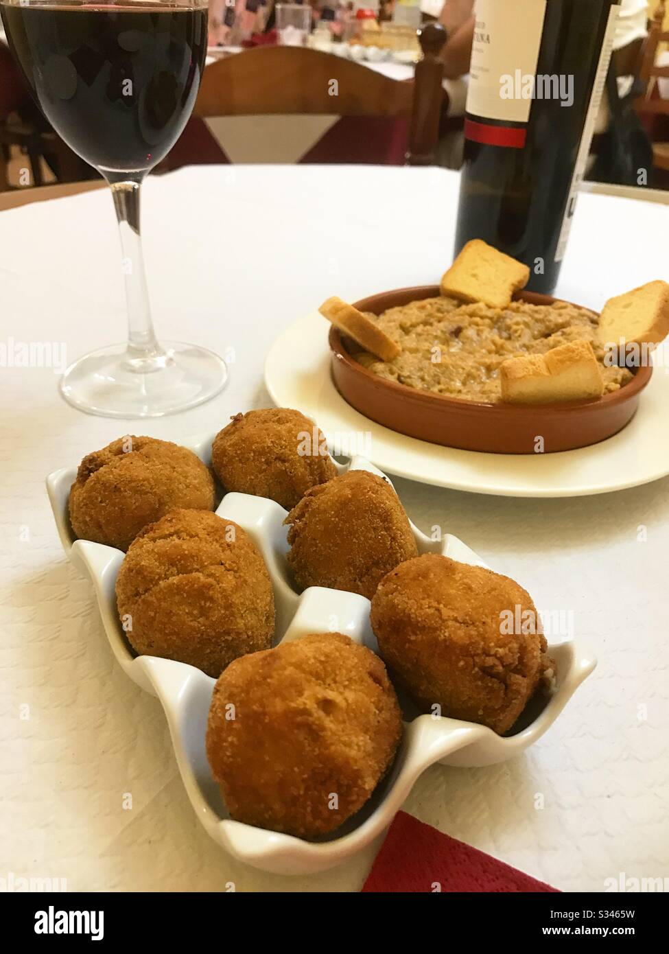 Croquettes dans un restaurant. Espagne. Banque D'Images