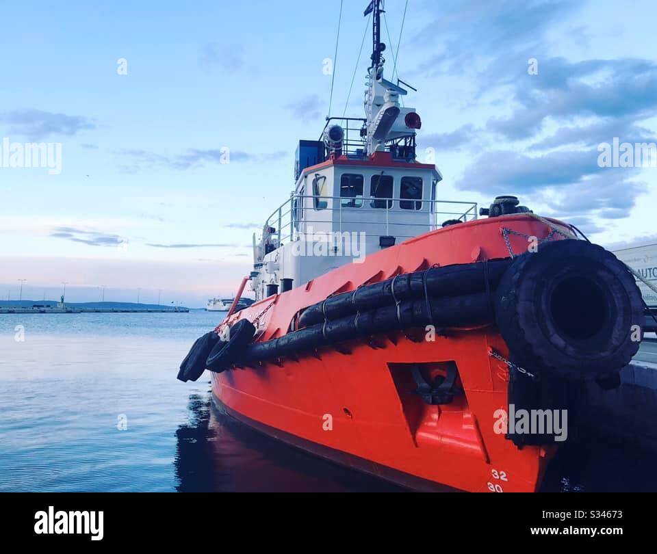 Un remorqueur dans le port de Split, Croatie - Image de stock capturée avec un smartphone