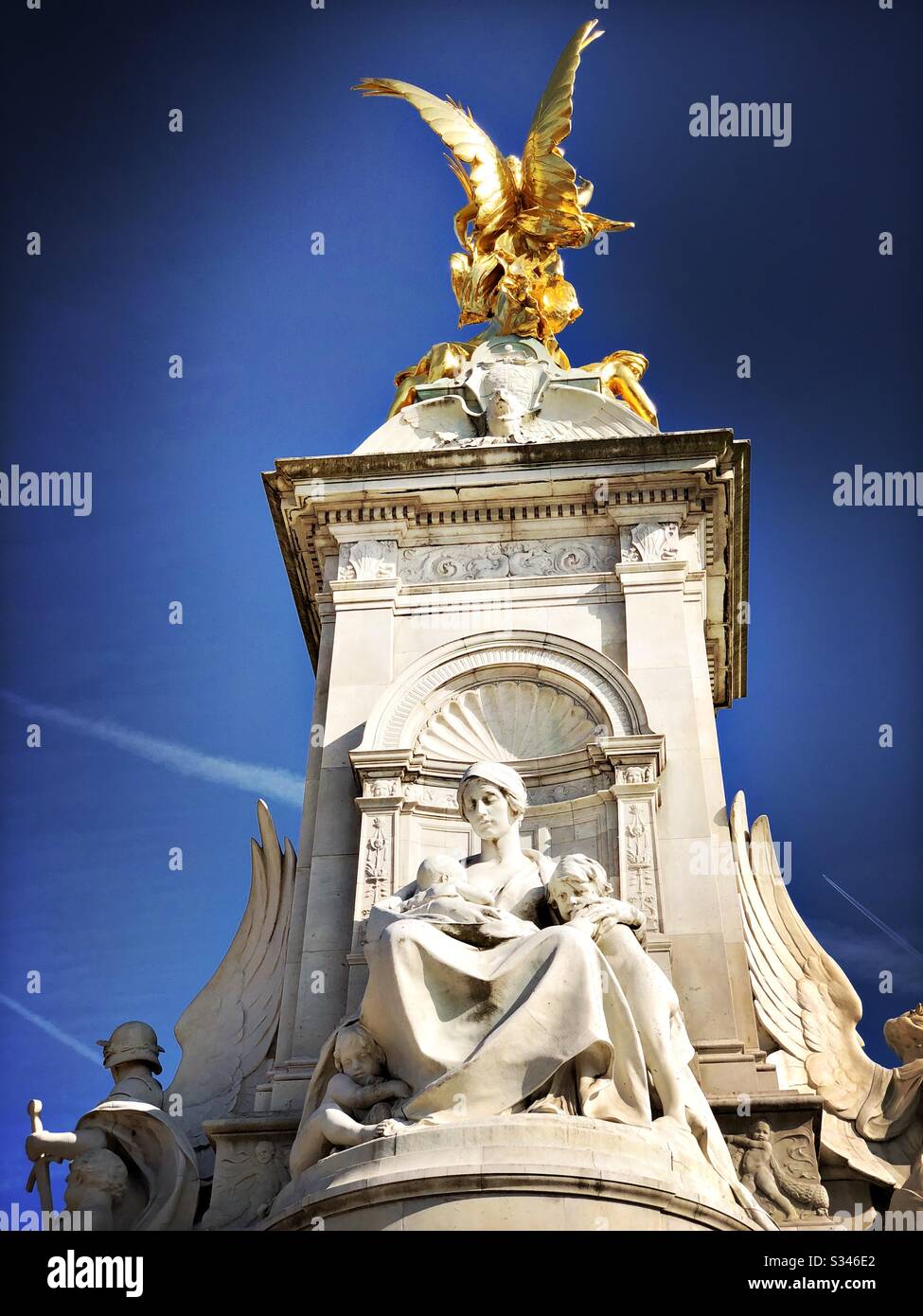 Vue détaillée du Victoria Memorial au Mall, Londres. Statue plaquée or au sommet du monument de la reine Victoria sous un ciel bleu - Image de stock capturée avec un smartphone