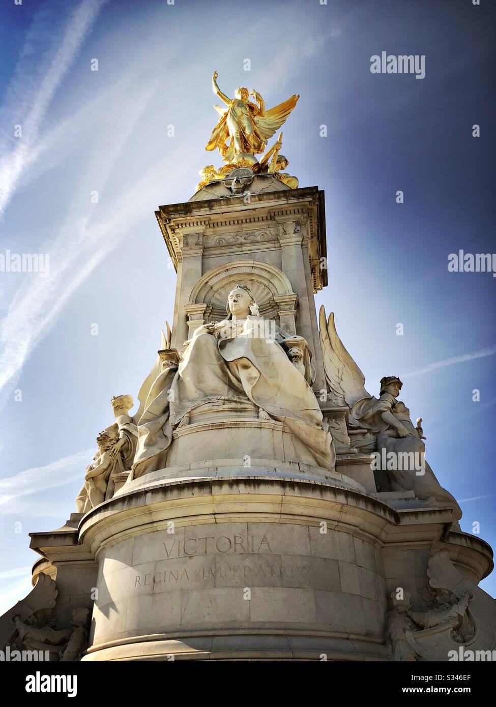 Vue en bas angle du Victoria Memorial avec la statue de la reine Victoria sous un ciel bleu avec des avions de contraste - Image de stock capturée avec un smartphone
