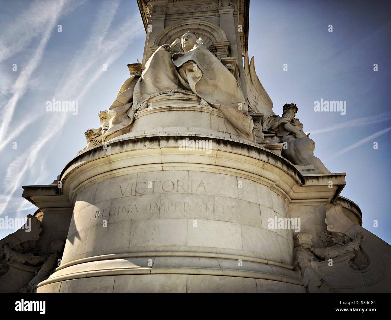 Vue rapprochée et à bas angle de la statue de la reine Victoria au Victoria Memorial, The Mall, Londres - Image de stock capturée avec un smartphone