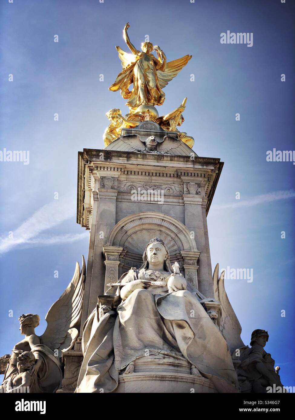 Vue rapprochée et à faible angle de la statue de la reine Victoria et de la figurine dorée au Victoria Memorial Monument, The Mall, Londres - Image de stock capturée avec un smartphone