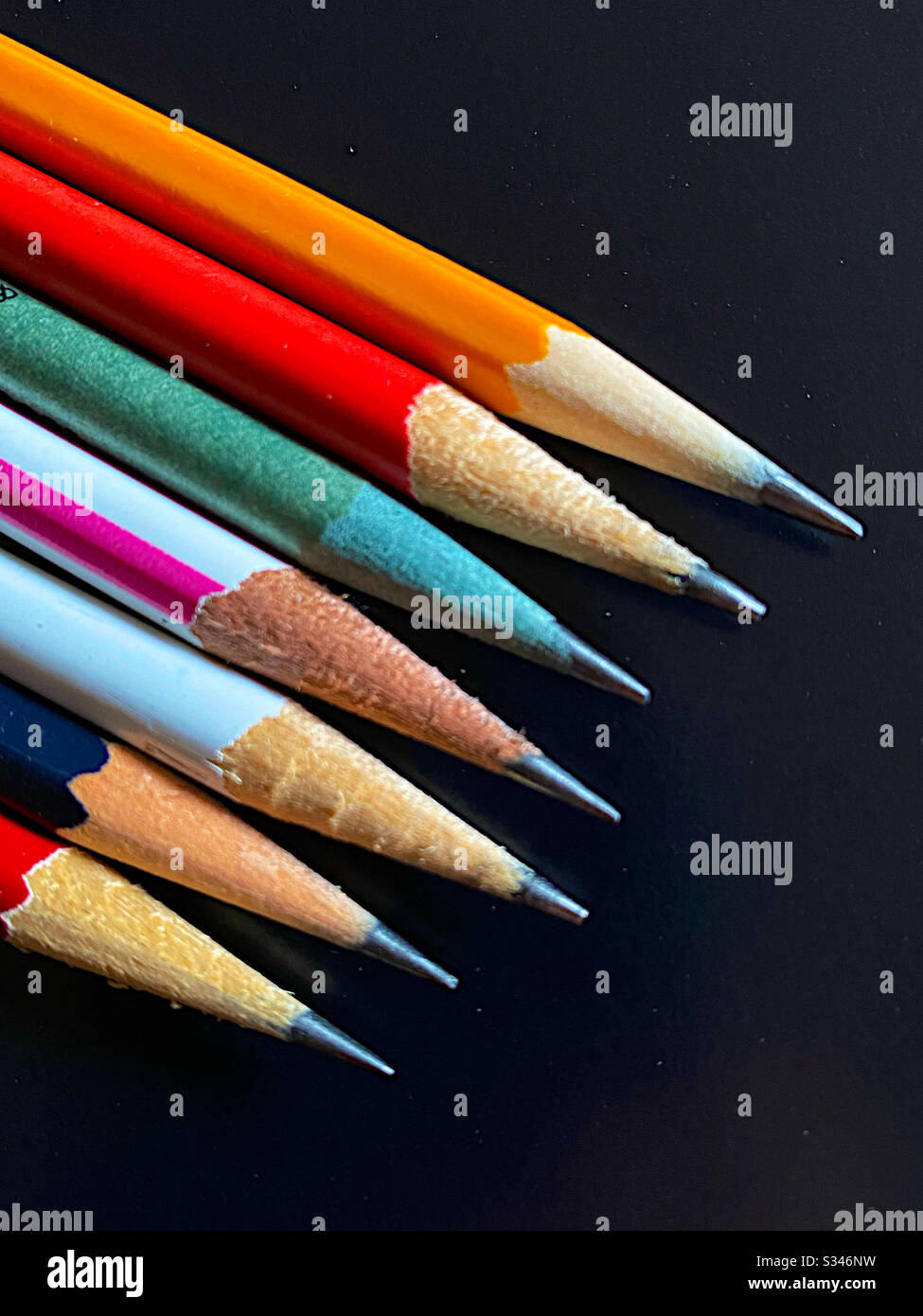 Sept crayons de couleur vive Banque D'Images