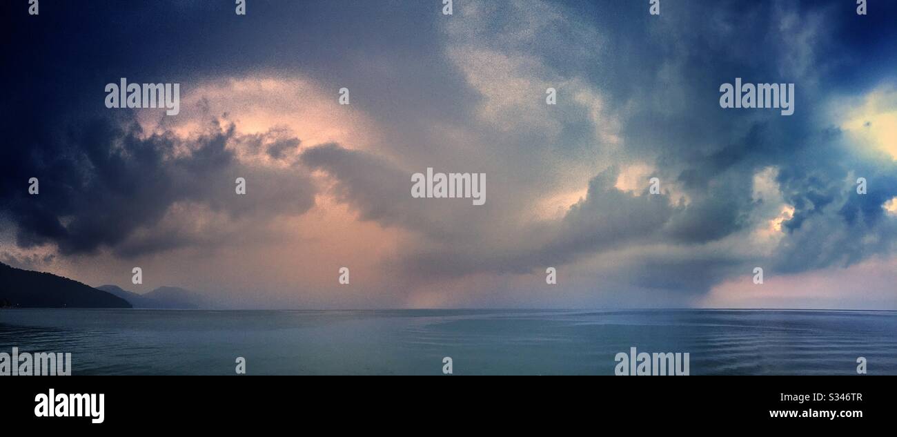 Un matin, un squall de pluie sur l'océan à Batu Ferringhi, Penang, Malaisie Banque D'Images