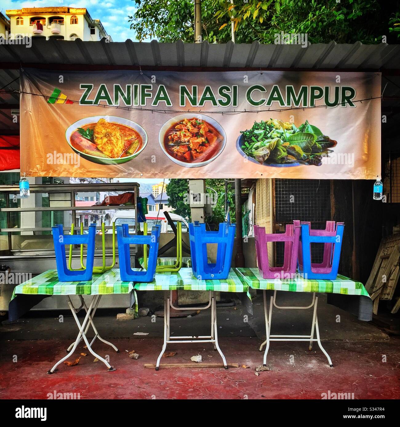 Un café de rue à Batu Ferringhi, Penang, Malaisie - Image de stock capturée avec un smartphone