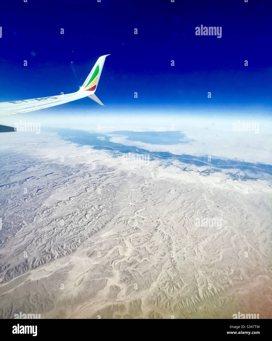 Ethiopian Airlines survolant le désert oriental en Egypte. - Image de stock capturée avec un smartphone