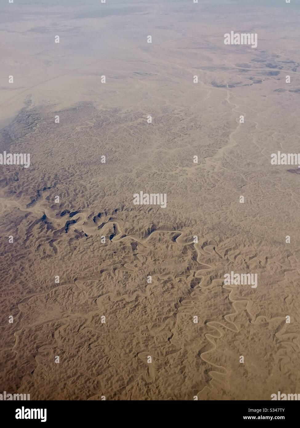 Vue aérienne du désert oriental en Egypte. - Image de stock capturée avec un smartphone
