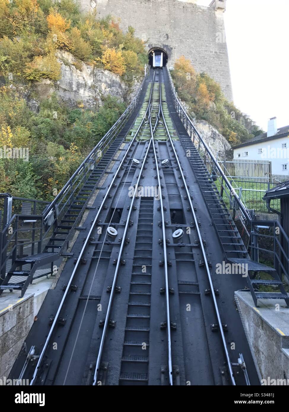 Tramway entrant dans le mur Banque D'Images