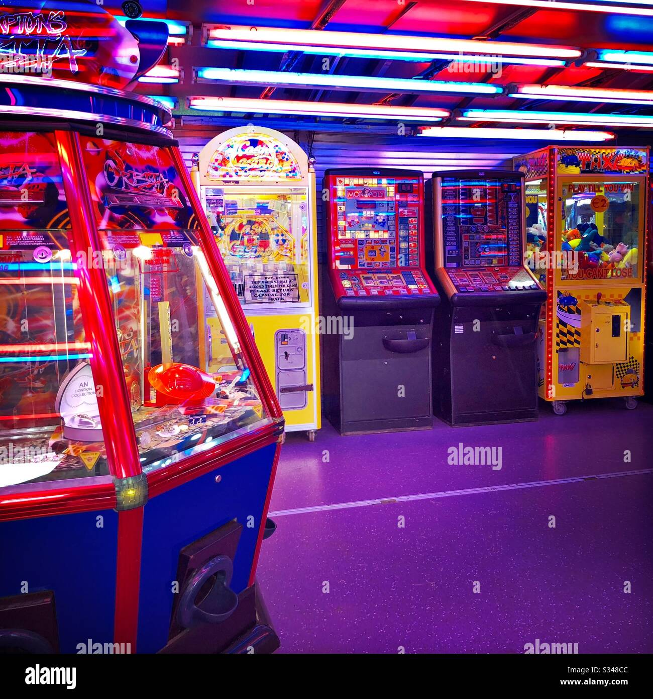 Jeux et jeux rétro haut en couleur dans un parc d'attractions itinérant - Image de stock capturée avec un smartphone