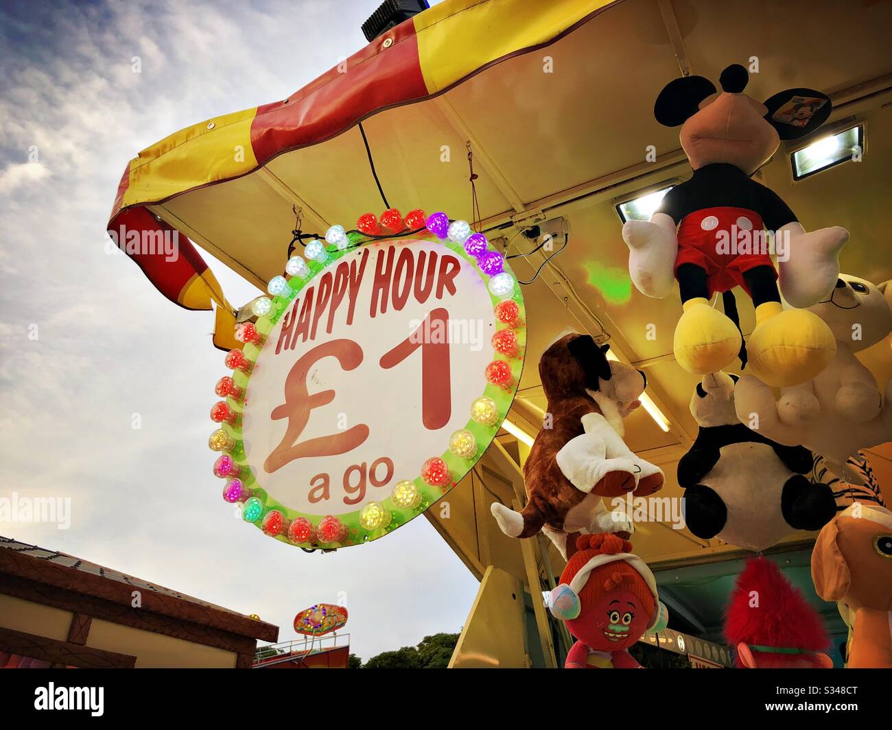 Happy Hour, 1 £ une Pound, signe suspendu d'un stand de prix à un parc d'expositions itinérant - Image de stock capturée avec un smartphone