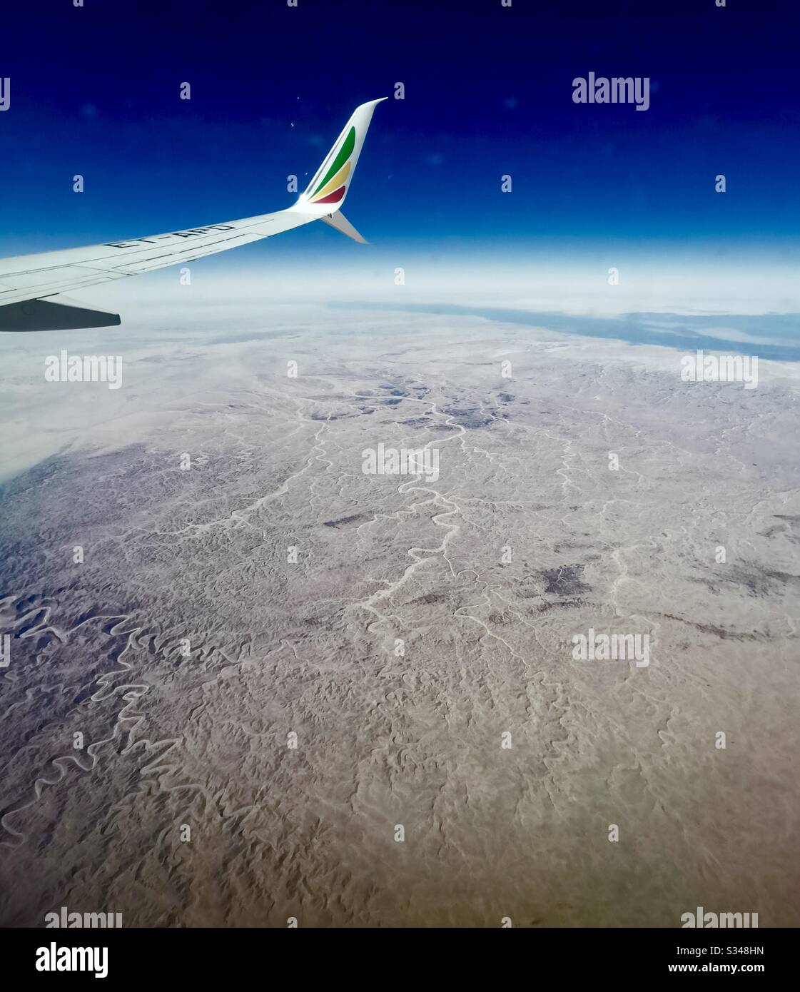 Ethiopian Airlines survolant le désert oriental en Egypte. - Image de stock capturée avec un smartphone