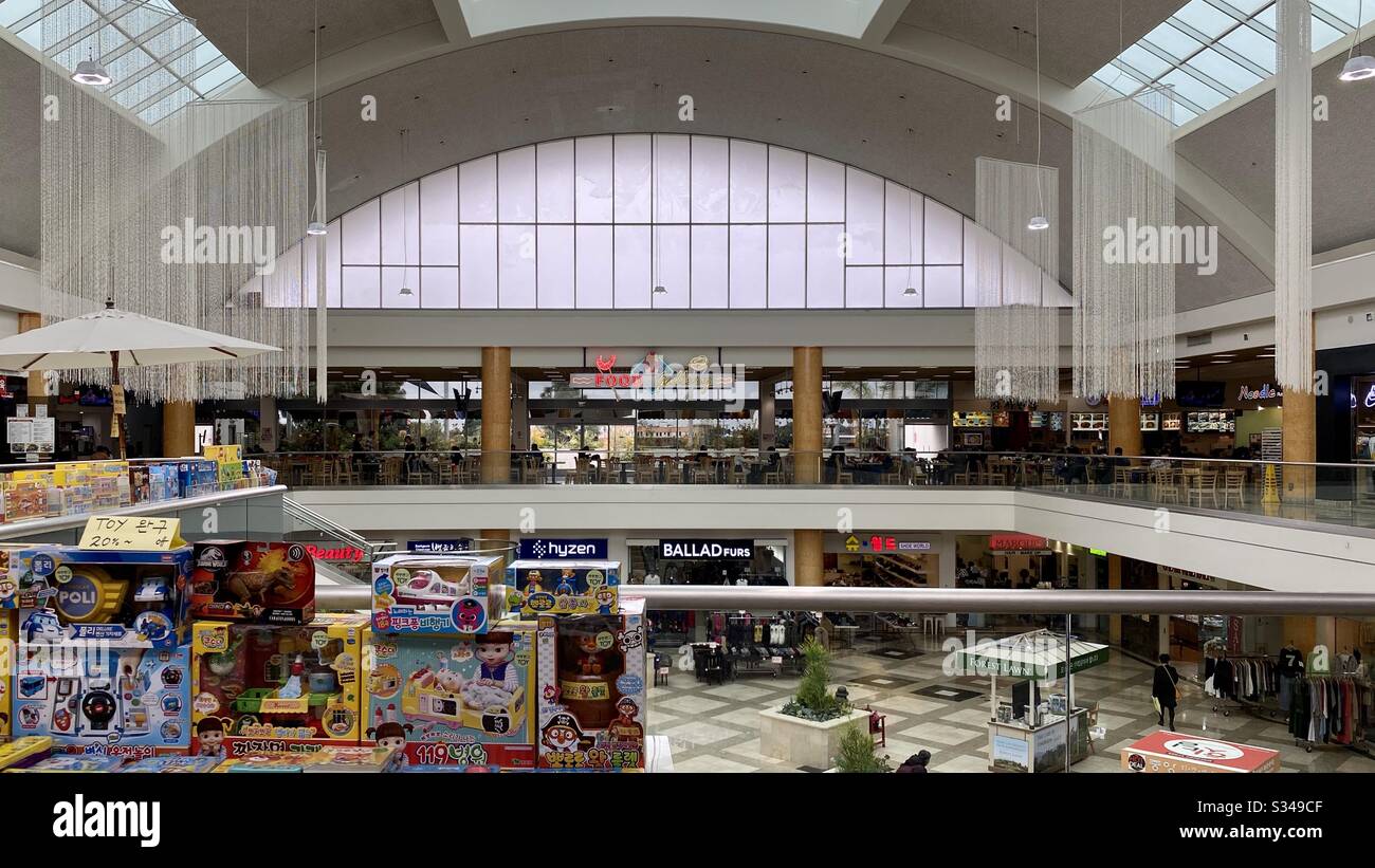 LOS ANGELES, CA, MARS 2020: Vue grand angle, intérieur du centre commercial Koreatown Galleria avec jouets en premier plan, aire de restauration à l'arrière Banque D'Images