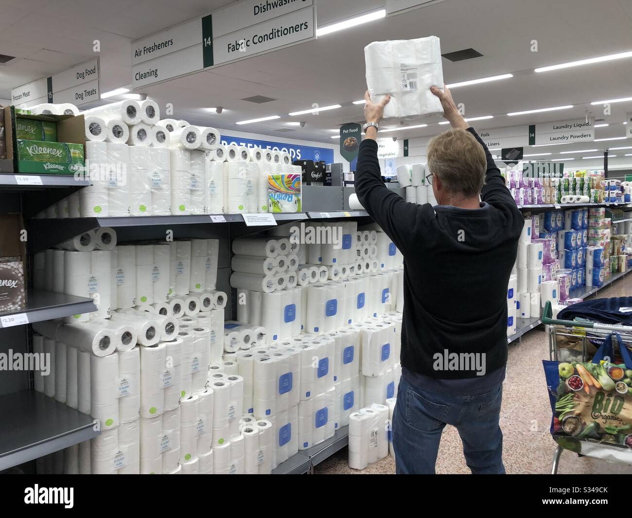 Nous sommes heureux qu'il y ait beaucoup de papier toilette dans le supermarché Banque D'Images