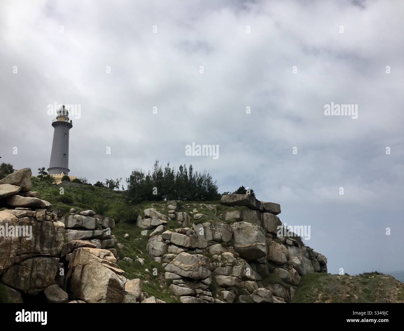 Le phare sur la montagne de roche, Mui Dien Cape, Phu Yen, Vietnam Banque D'Images