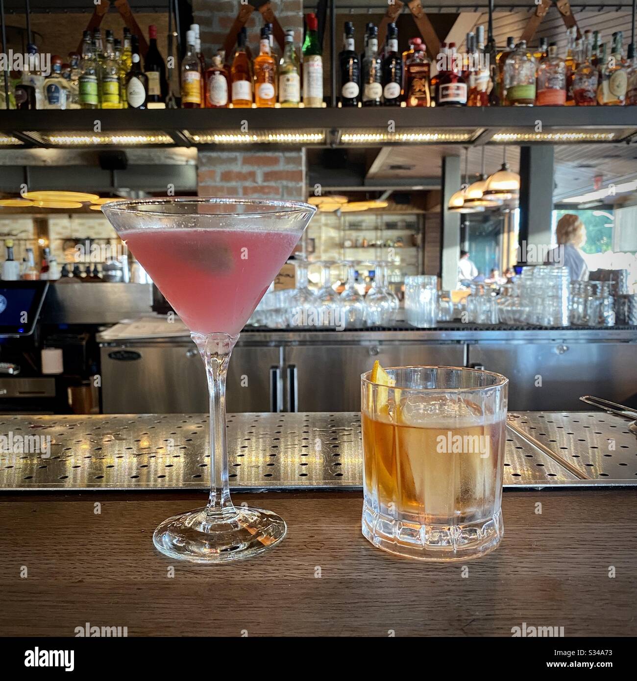 SANTA MONICA, CA, MARS 2020 : vue peu profonde de deux cocktails sur le comptoir du bar, avec fond de mise au point douce Banque D'Images