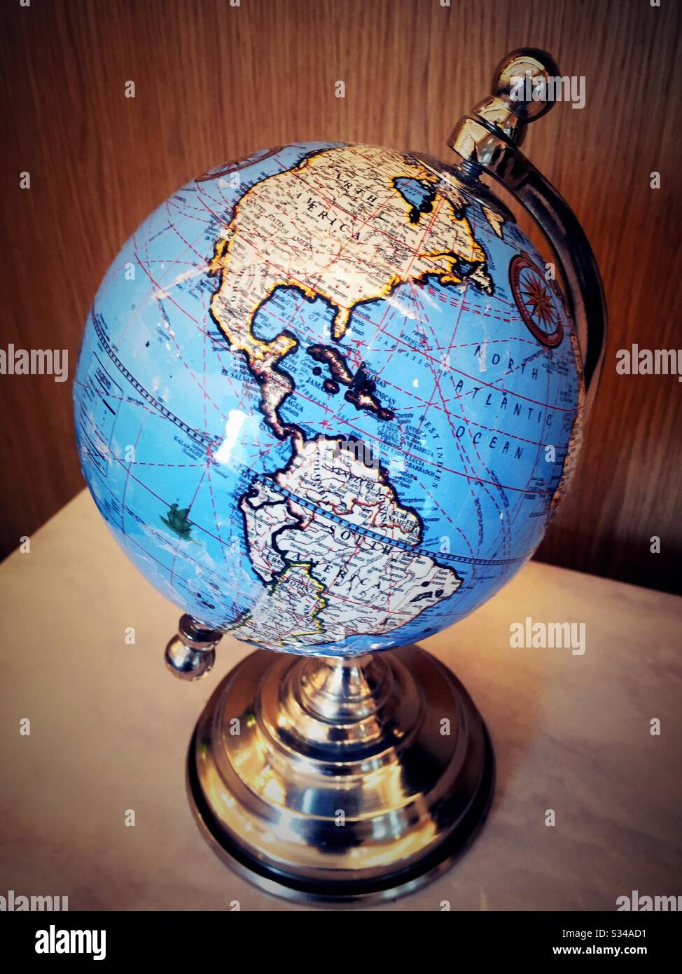 Gros plan sur un globe stylisé sur un bureau - Image de stock capturée avec un smartphone Gros plan sur un globe stylisé sur un bureau - Image de stock capturée avec un smartphone
