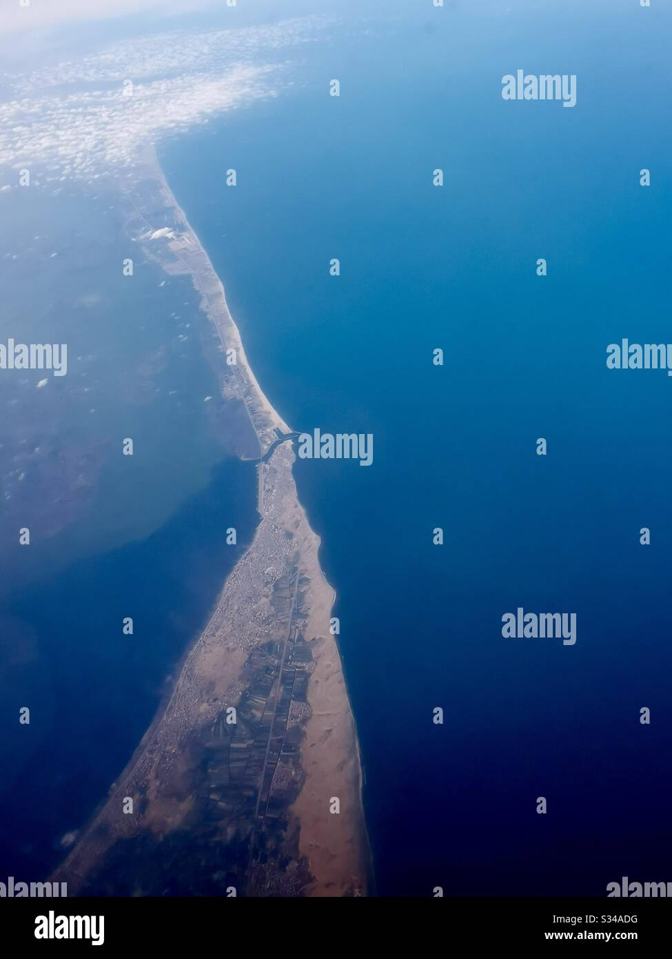 Vue aérienne sur le lac de Burullus et la côte méditerranéenne dans le nord de l'Égypte. - Image de stock capturée avec un smartphone