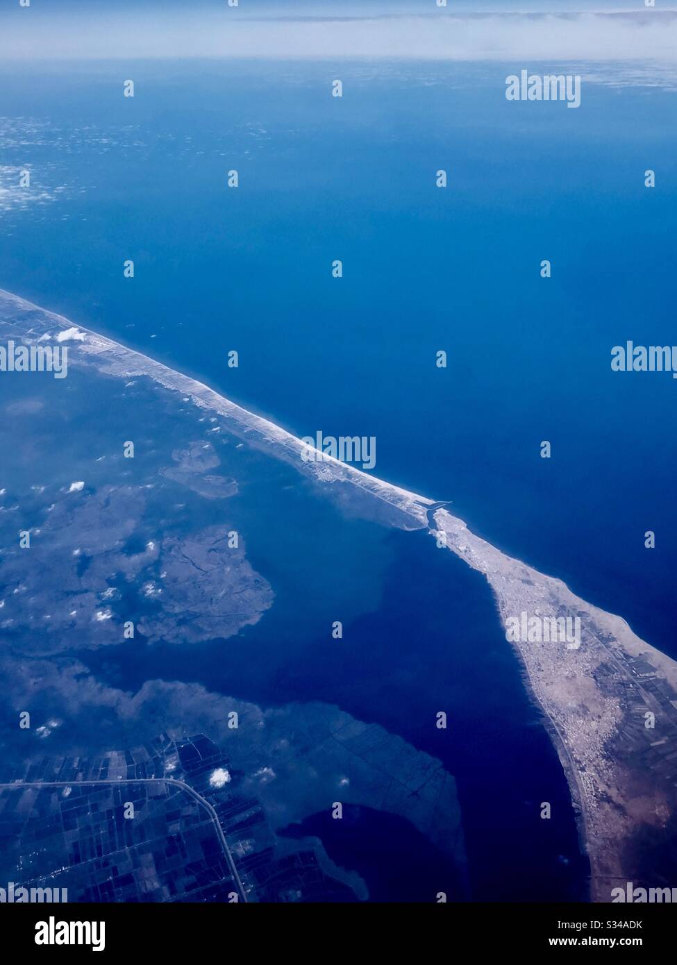 Vue aérienne sur le lac de Burullus et la côte méditerranéenne dans le nord de l'Égypte. - Image de stock capturée avec un smartphone