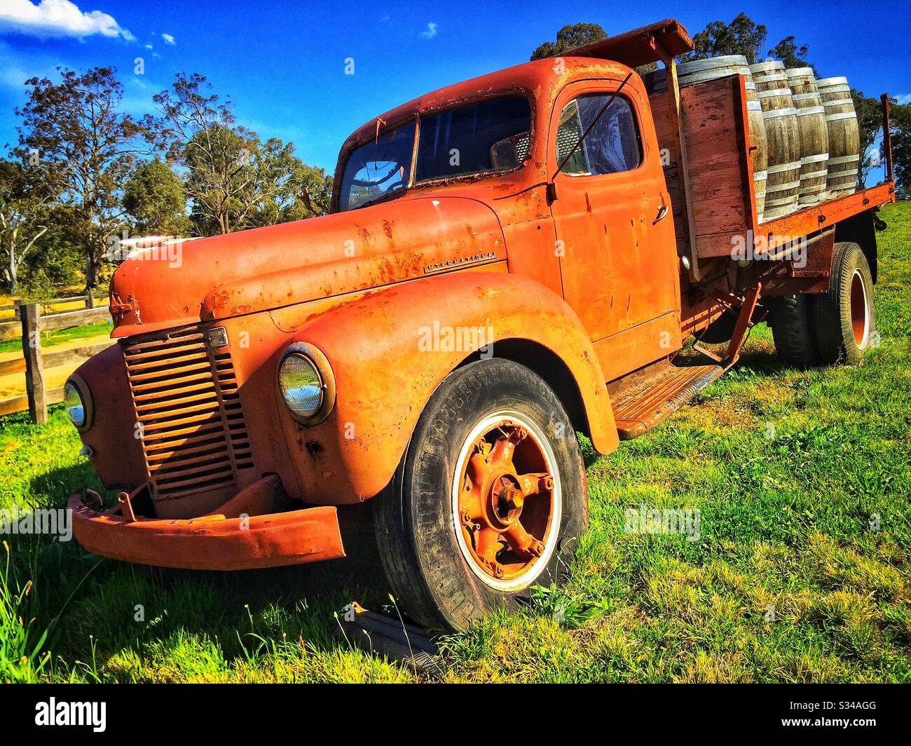 Un vieux camion international désutilisé marque l'entrée d'un petit vignoble dans la vallée de Megalong, à l'ouest des montagnes Bleues, Nouvelle-Galles du Sud, Australie Banque D'Images