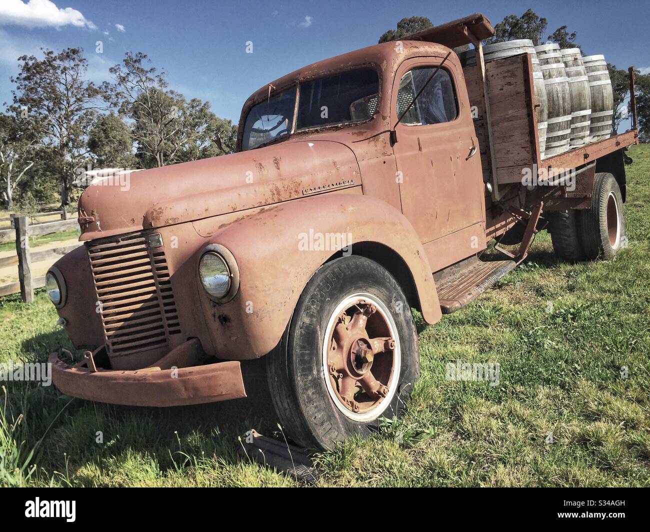 Un vieux camion international désutilisé marque l'entrée d'un petit vignoble dans la vallée de Megalong, à l'ouest des montagnes Bleues, Nouvelle-Galles du Sud, Australie Banque D'Images