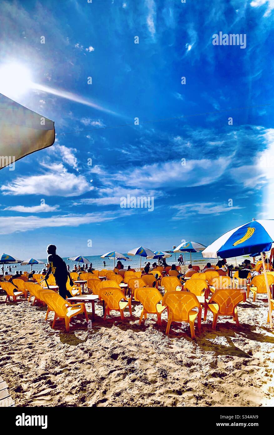 Une belle journée ensoleillée sur la plage de tel-Aviv. Banque D'Images