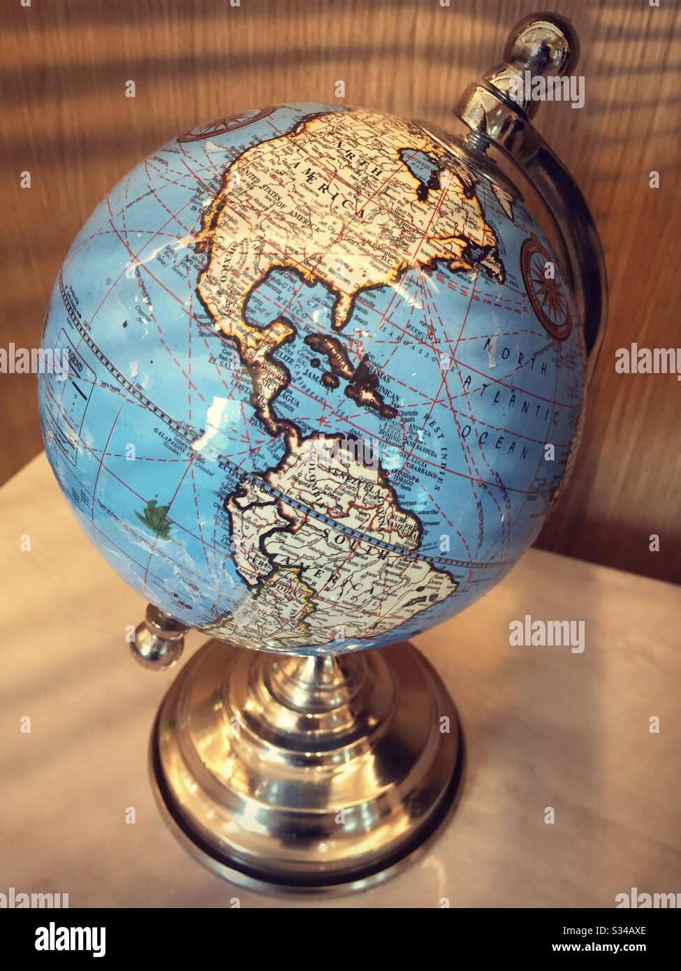 Gros plan sur un globe stylisé sur un bureau - Image de stock capturée avec un smartphone Gros plan sur un globe stylisé sur un bureau - Image de stock capturée avec un smartphone