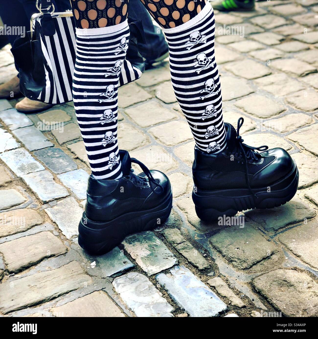 Black knee high socks Banque de photographies et d'images à haute  résolution - Alamy
