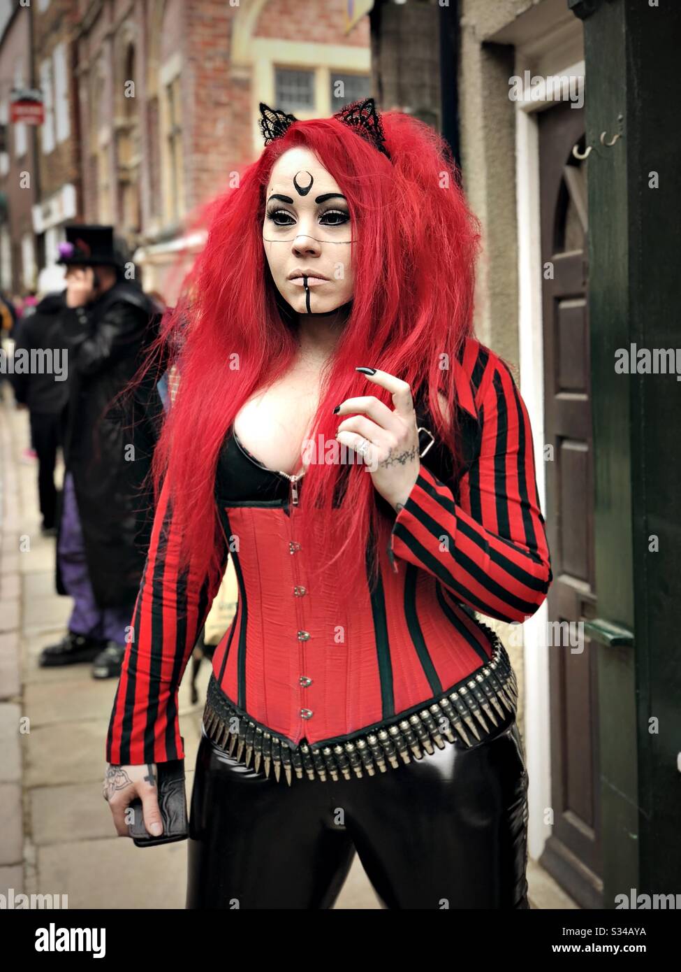 Personne en costume créatif lors d'un événement cosplay. Week-end Whitby  Goth. Fille gothique en cuir steampunk avec cheveux rouges Photo Stock -  Alamy