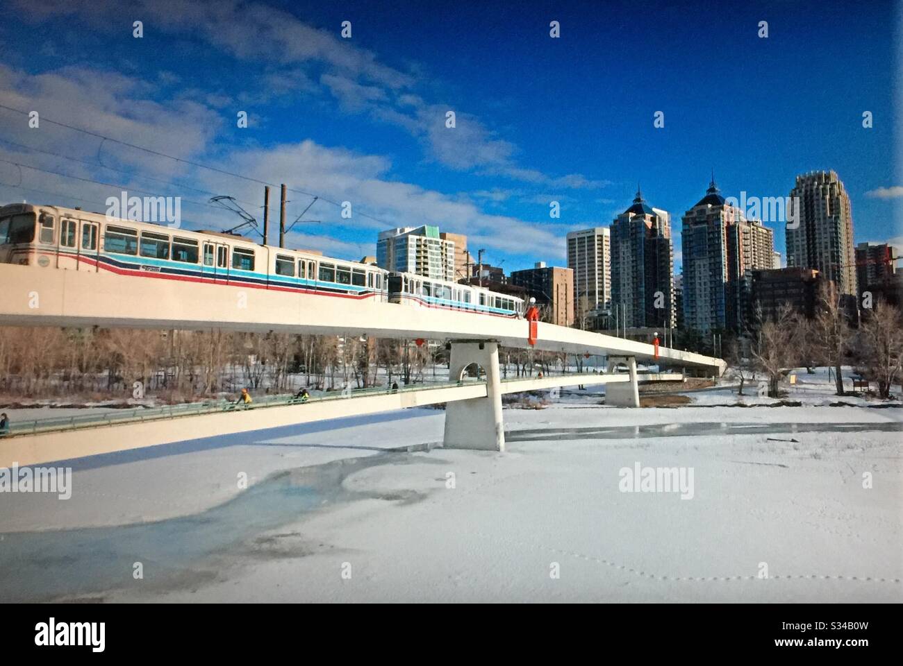 CTrain, réseau de transport ferroviaire léger, centre-ville, Calgary, Alberta, Canada et la rivière Bow - Image de stock capturée avec un smartphone