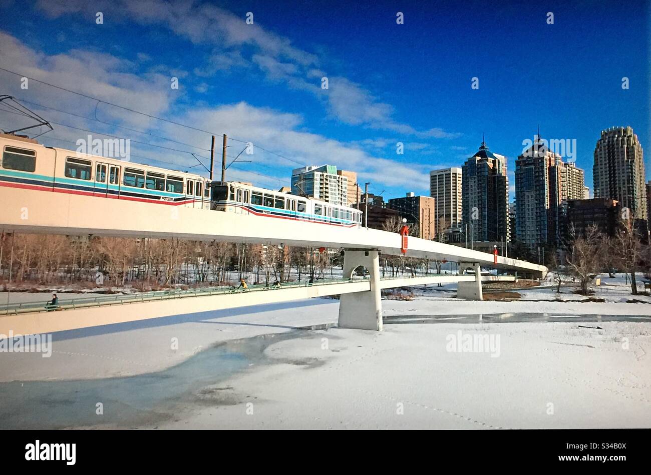 CTrain, réseau de transport ferroviaire léger, centre-ville, Calgary, Alberta, Canada et la rivière Bow - Image de stock capturée avec un smartphone