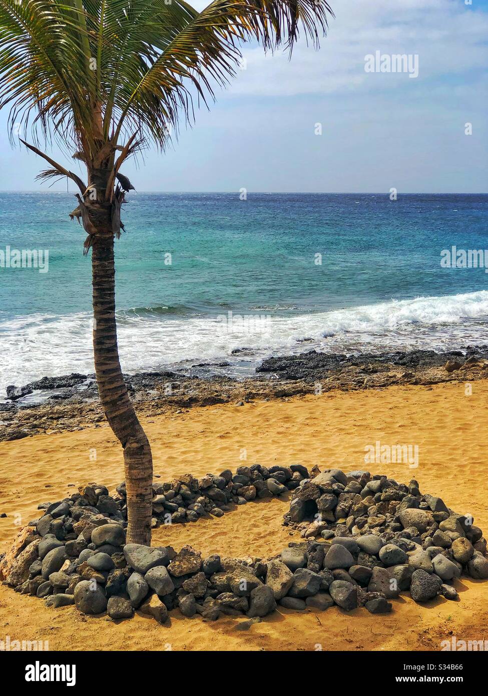 Refuge de vent de roche sur la plage de Lanzarote Puerto del Carmen Banque D'Images