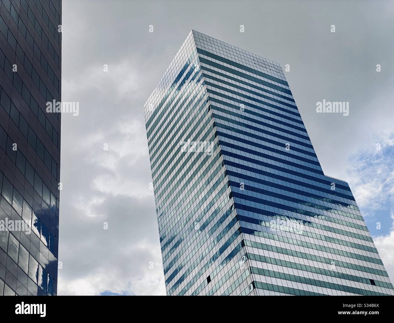 LOS ANGELES, CA, MARS 2020: Nuages et leurs réflexions dans les fenêtres sur les gratte-ciel dans le quartier financier du centre-ville - Image de stock capturée avec un smartphone