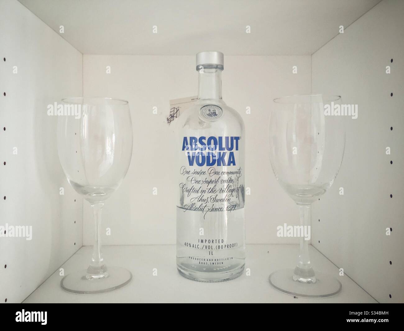 Bouteille de vodka sur une étagère. Banque D'Images