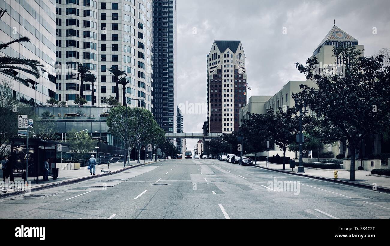 LOS ANGELES, CA, MARS 2020: Vue le long de la 5ème rue dans le centre-ville, avec le fond des gratte-ciel et la bibliothèque publique visible. Trafic avec les bus à l'approche. - Image de stock capturée avec un smartphone