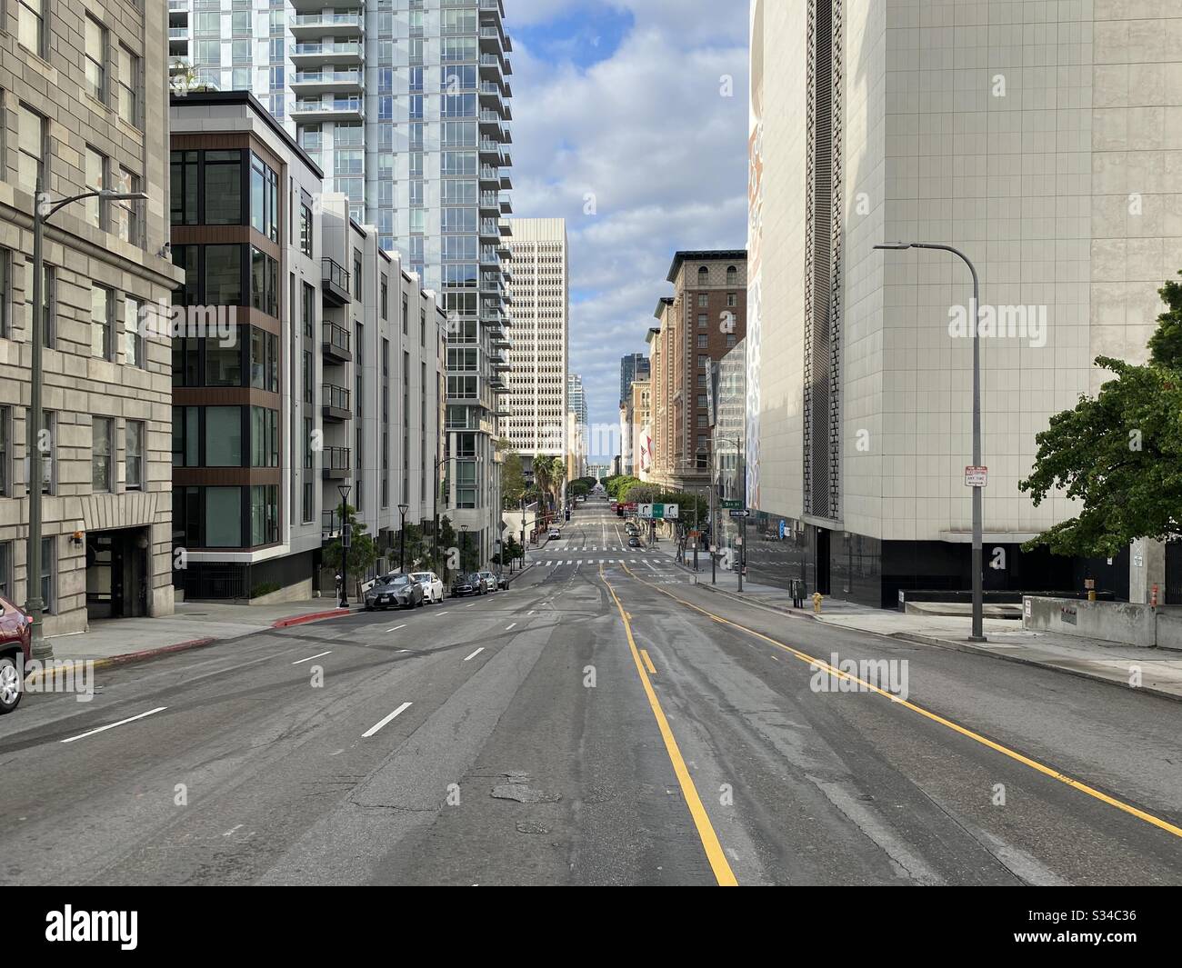 LOS ANGELES, CA, MARS 2020: Centre-ville, vue vers le sud sur Olive St sans circulation, jour couvert, un ciel bleu visible - Image de stock capturée avec un smartphone