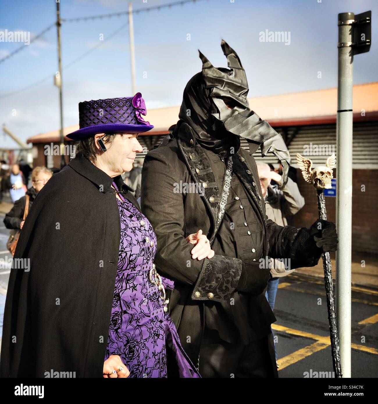 Les gens en costumes créatifs lors d'un événement cosplay. Week-end Whitby Goth. Couple gothique, l'homme porte le masque de médecin de peste pointue Banque D'Images