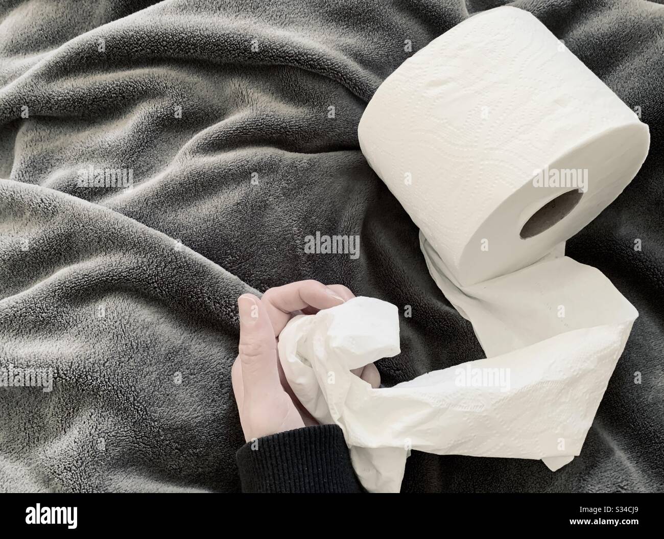 Femme avec un papier de toilette de maintien froid Banque D'Images